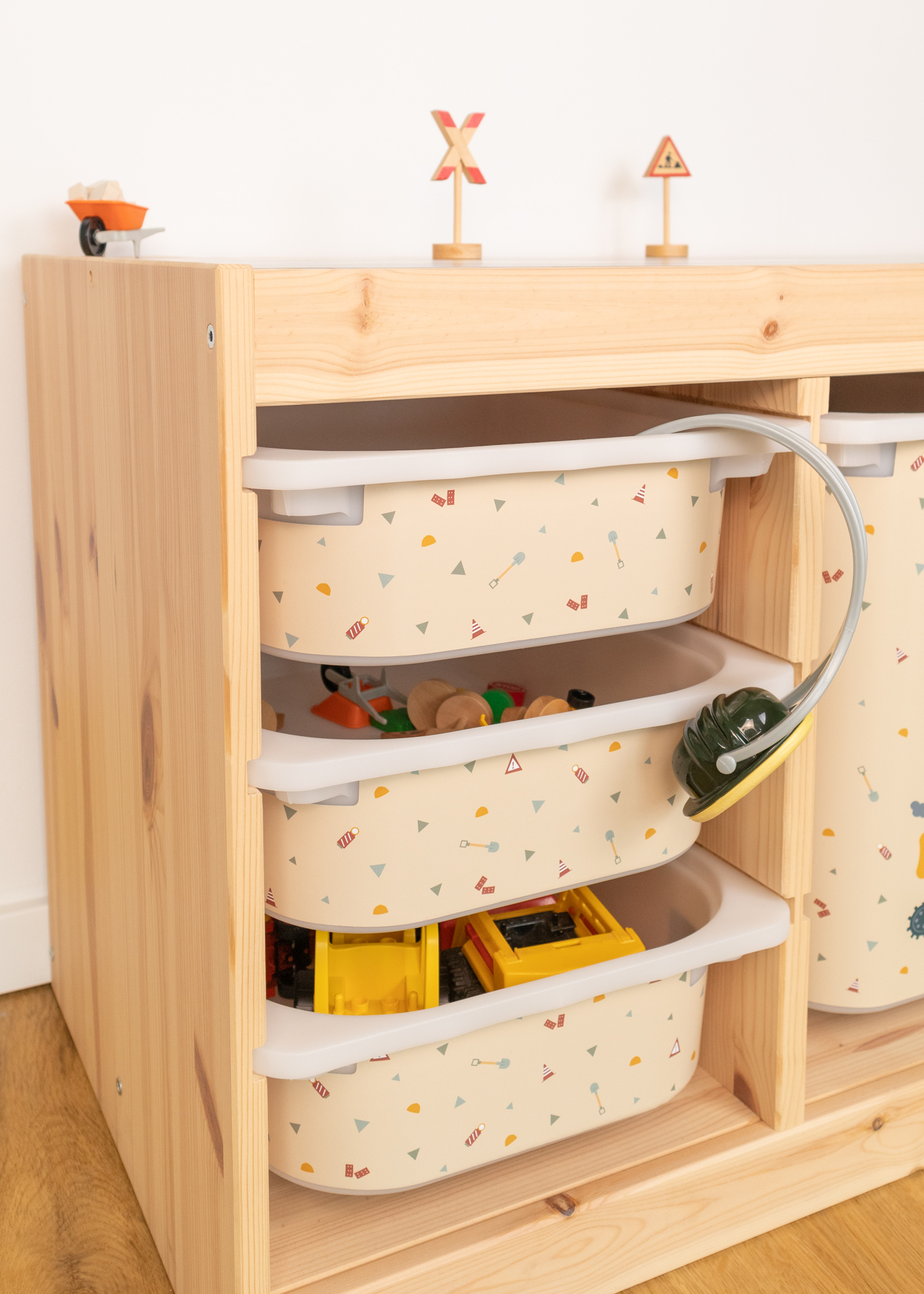 Kran-Aufbewahrungsbox für Kinderzimmer Kran-Aufbewahrungsbox in IKEA TROFAST Regal, perfekt für Kinderzimmer.