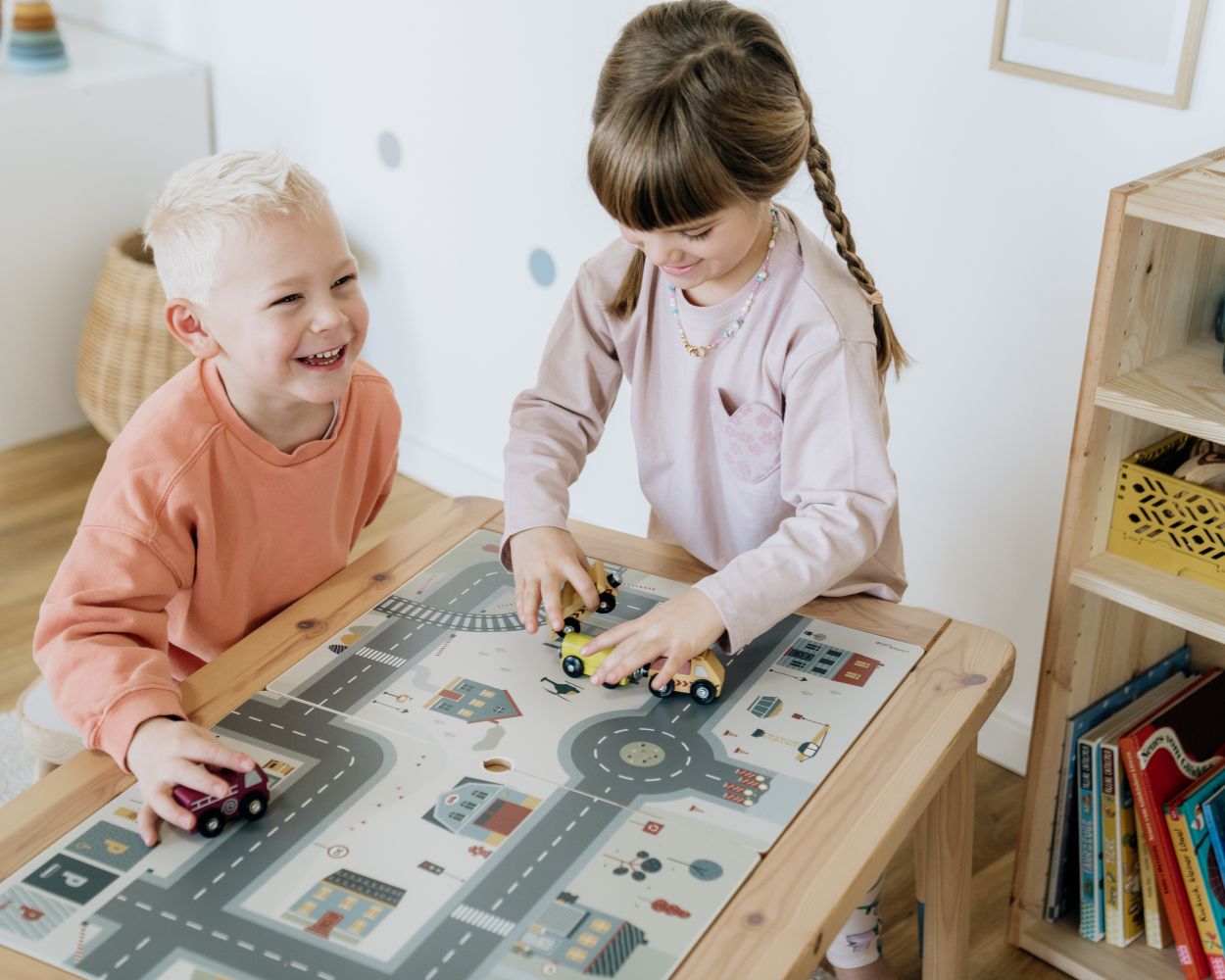Kinder spielen am Spieltisch Kinder spielen am Spieltisch