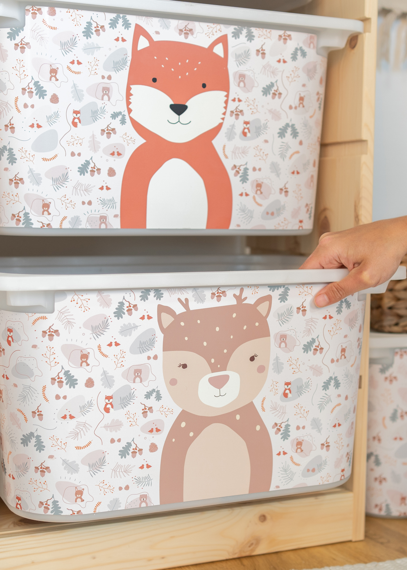 IKEA TROFAST Regal mit Fuchs-Aufbewahrungsbox Praktische Aufbewahrungsbox im IKEA TROFAST Regal, dekoriert mit einem fröhlichen Fuchs.