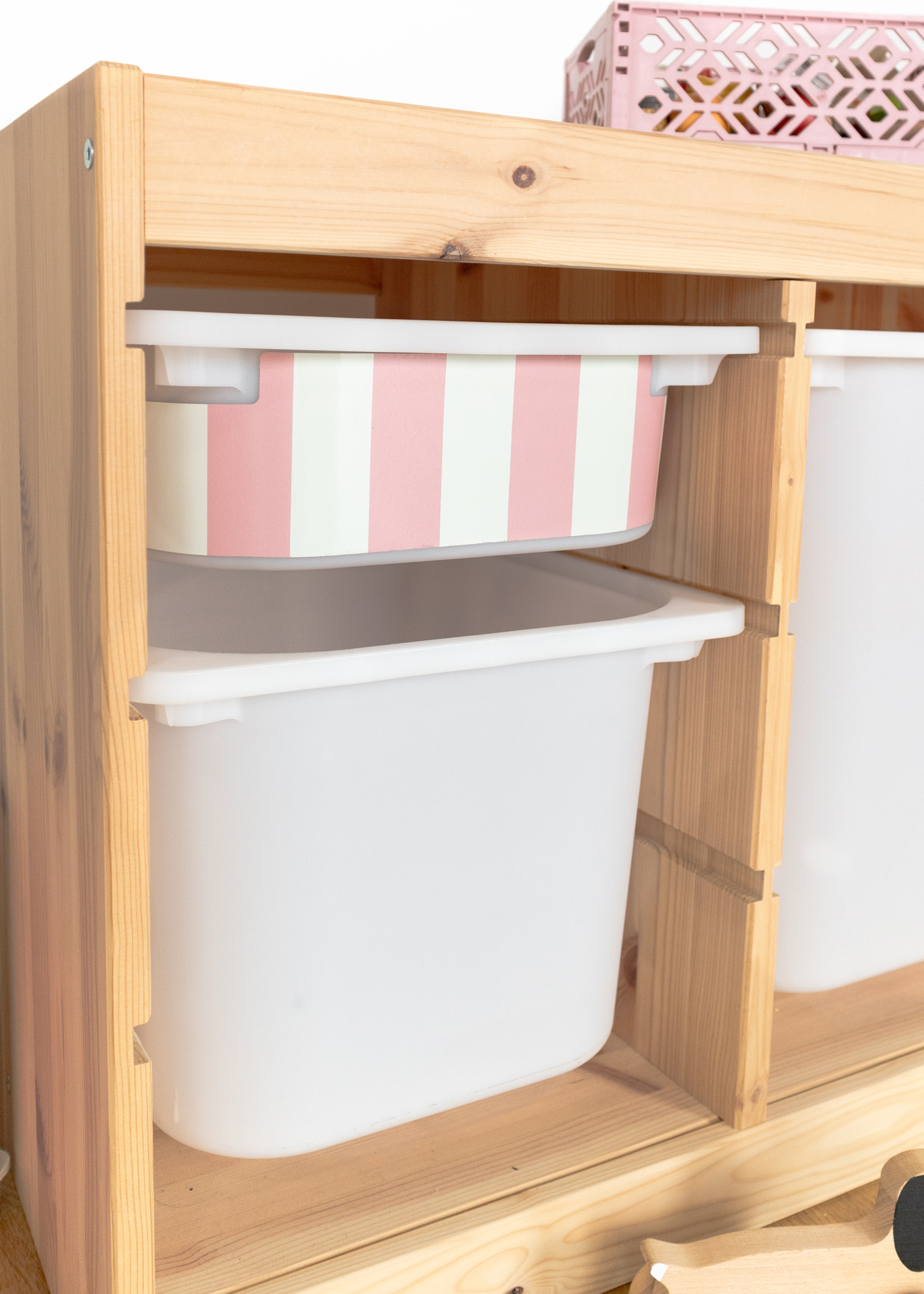 Selbstklebende Klebefolie für IKEA TROFAST Boxen mit buntem Streifenmuster Selbstklebende Klebefolie für IKEA TROFAST Boxen mit buntem Streifenmuster, einfach und schnell anzubringen