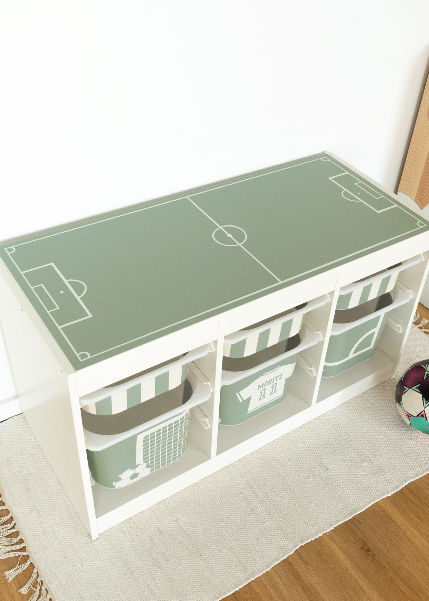 Ikea Trofast Klebefolie als Fußball Deko für dein Fußball Kinderzimmer als Fußballzimmer Deko mit Fußballmotiven passend für die Fußball EM