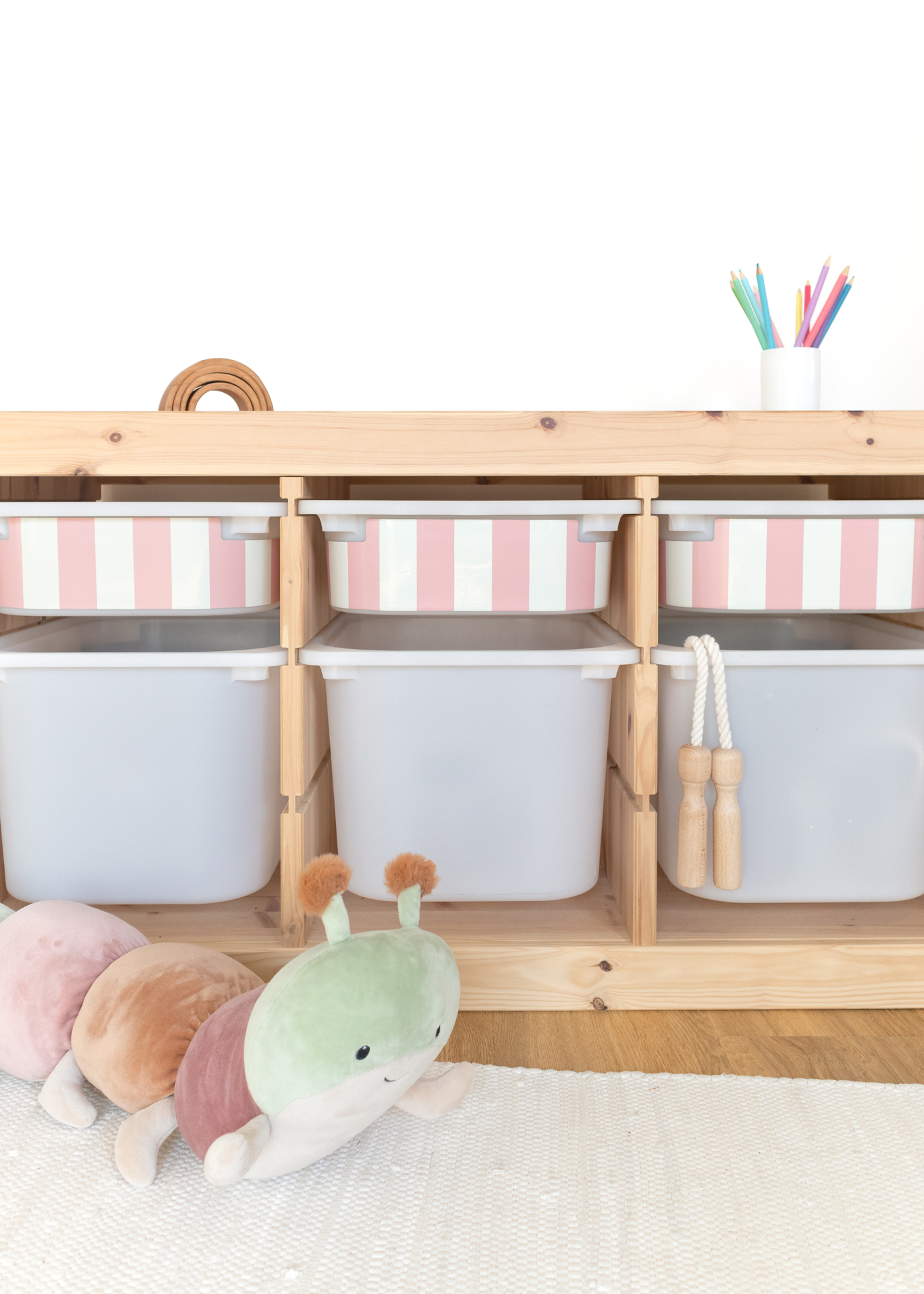 Schöne Klebefolie für IKEA TROFAST Regal im Streifenmuster Schöne Klebefolie für IKEA TROFAST Regal im Streifenmuster, dekorativ und stilvoll