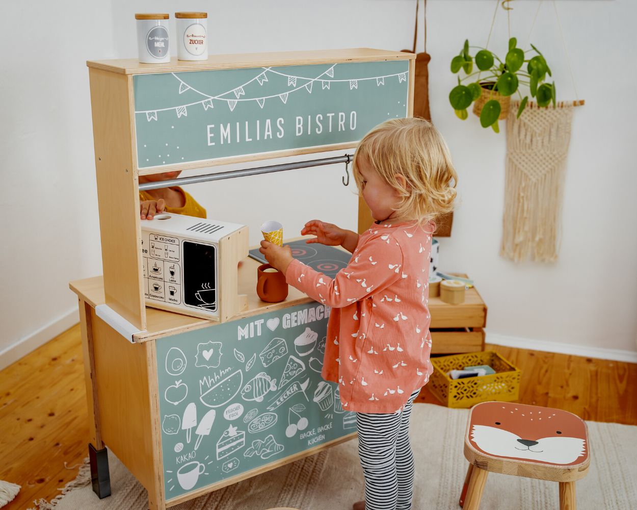 RĂĽckseite der KinderkĂĽche bekleben RĂĽckseite der KinderkĂĽche bekleben