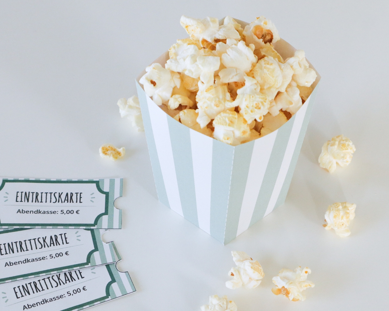 Popcorntüten basteln für Kinoabend Popcorntüten basteln für Kinoabend