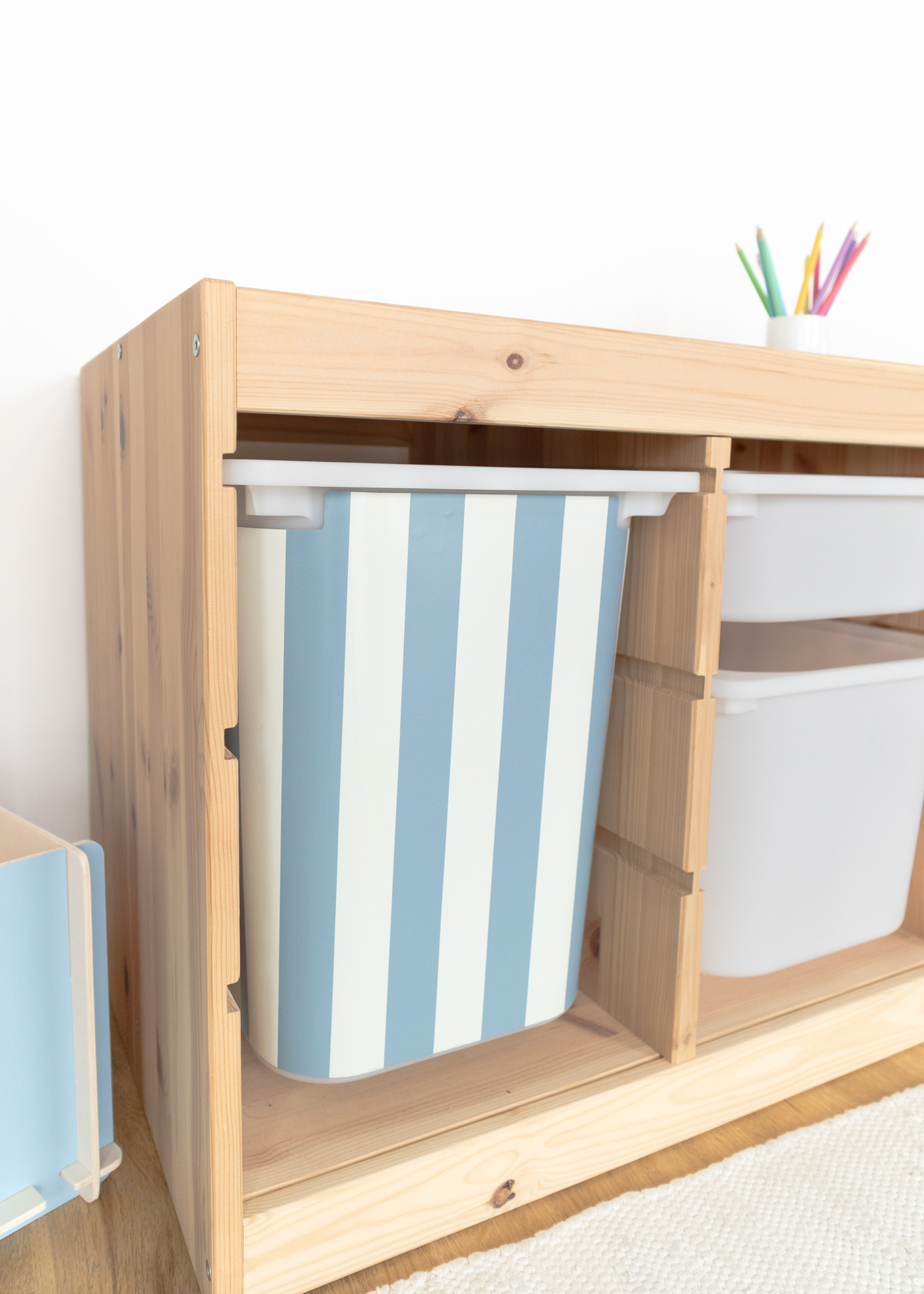 Dezente Klebefolie für IKEA TROFAST Box Dezente Klebefolie für IKEA TROFAST Boxen mit buntem Streifenmuster, ideal für jedes Zimmer