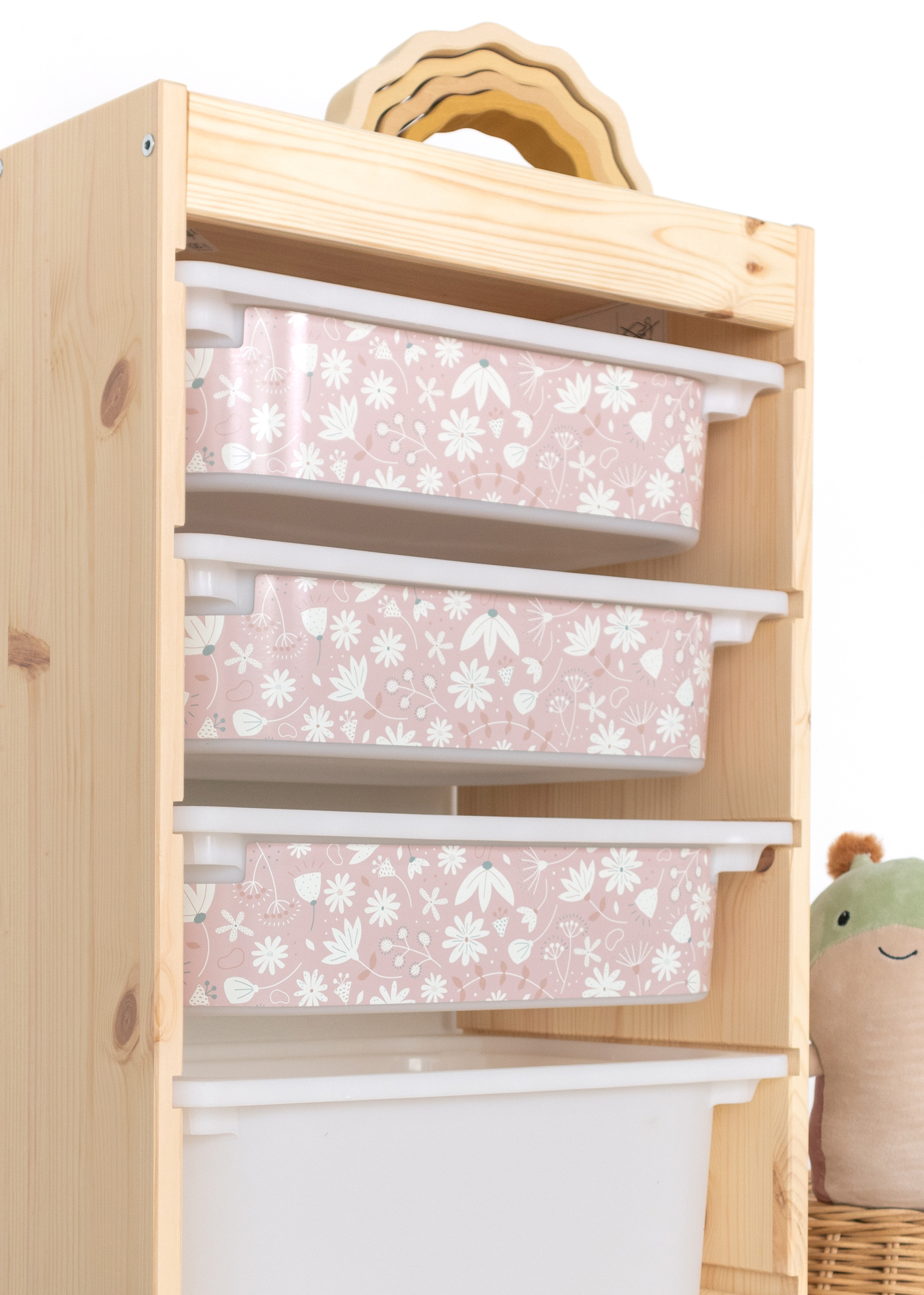 IKEA TROFAST Regal mit Aufbewahrungsbox im rosa Blumenmuster Praktische Aufbewahrungsbox im IKEA TROFAST Regal, dekoriert mit einem romantischen rosa Blumenmotiv.