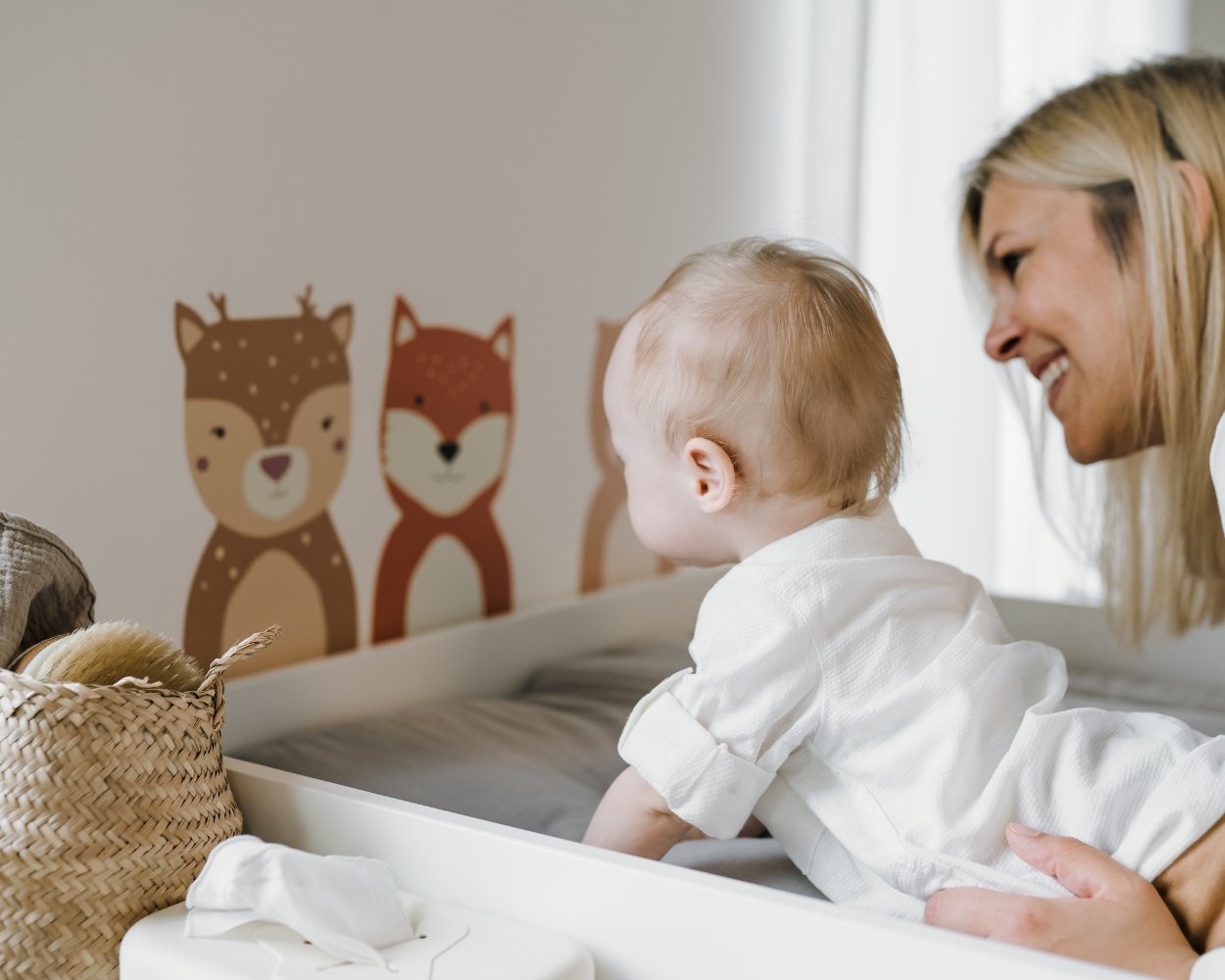 Niedliche Wandtattoos über dem Wickeltisch im Babyzimmer