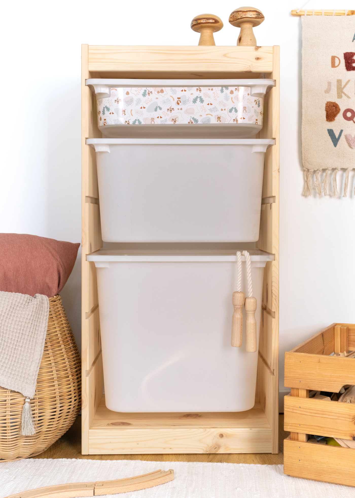 TROFAST Regal mit Aufbewahrungsbox und Waldtier-Muster Aufbewahrungsbox im IKEA TROFAST Regal mit einem Waldtier-Muster aus Fuchs, Reh und Otter.