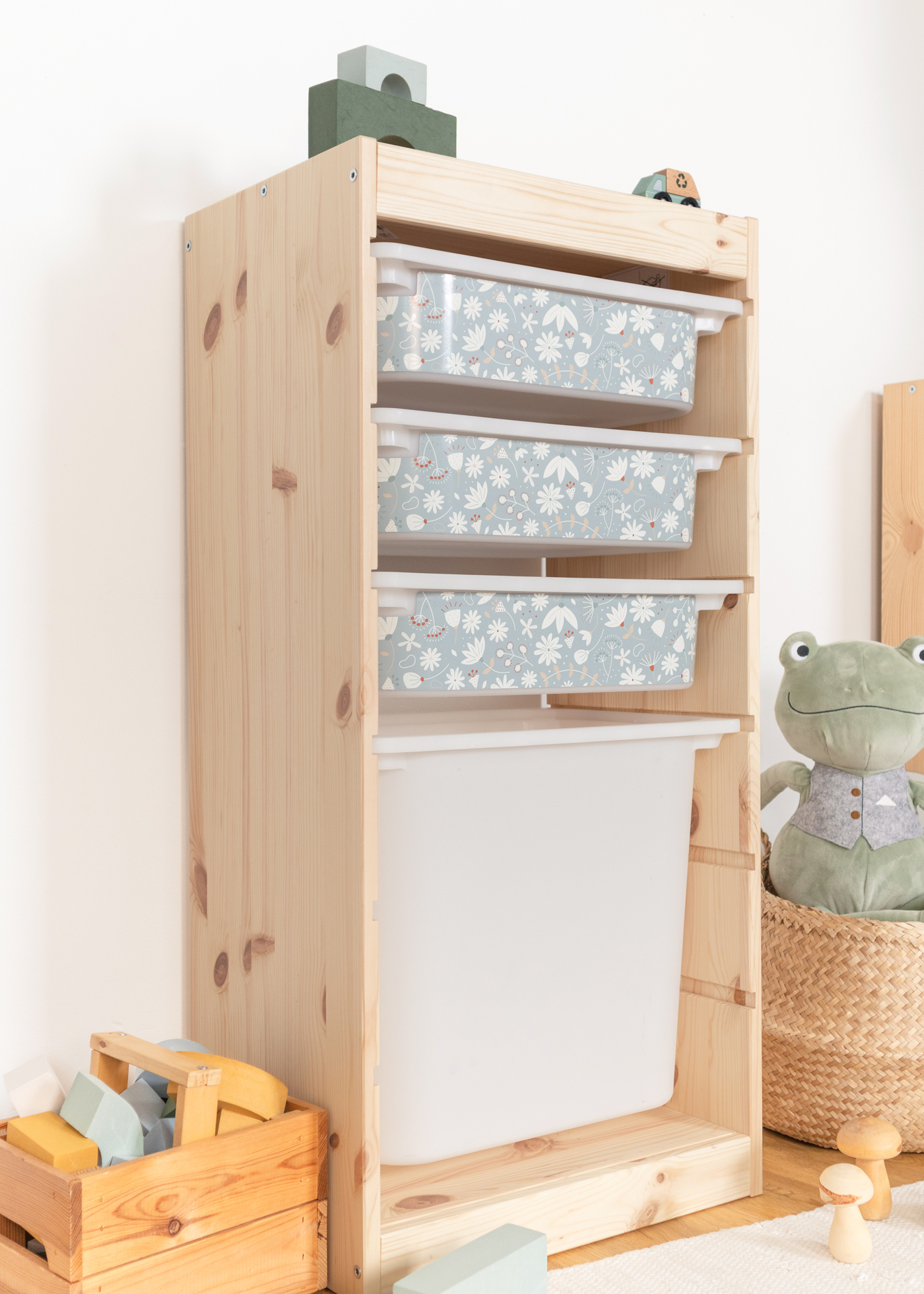 TROFAST Regal mit Aufbewahrungsbox und grünem Blumenmuster Aufbewahrungsbox im IKEA TROFAST Regal mit einem dekorativen grünen Blumenmuster.