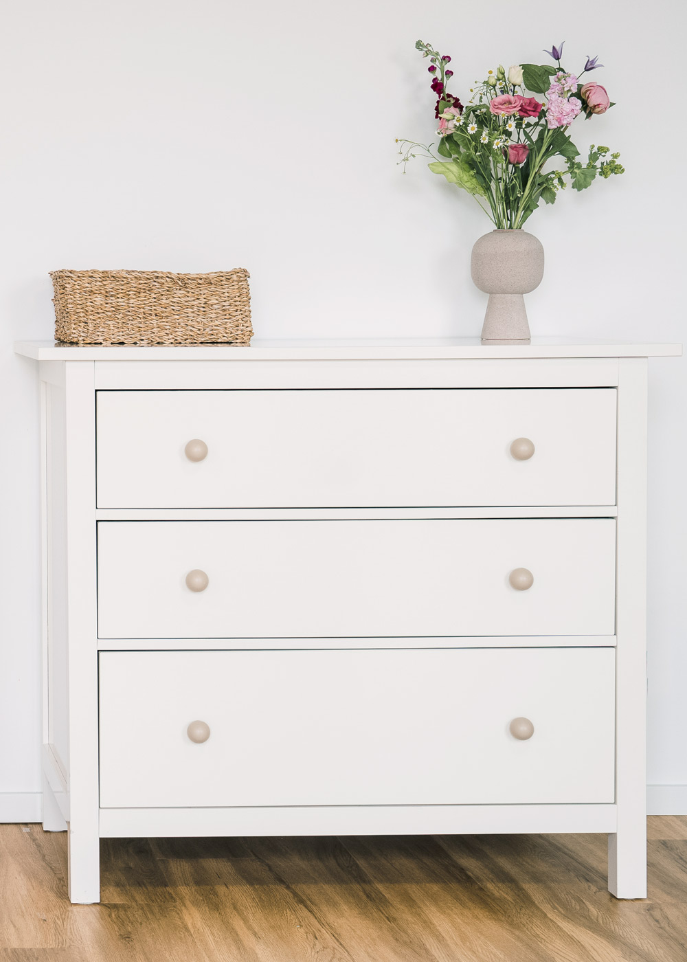 IKEA Kommode mit Holzgriffen IKEA Kommode mit Holzgriffen