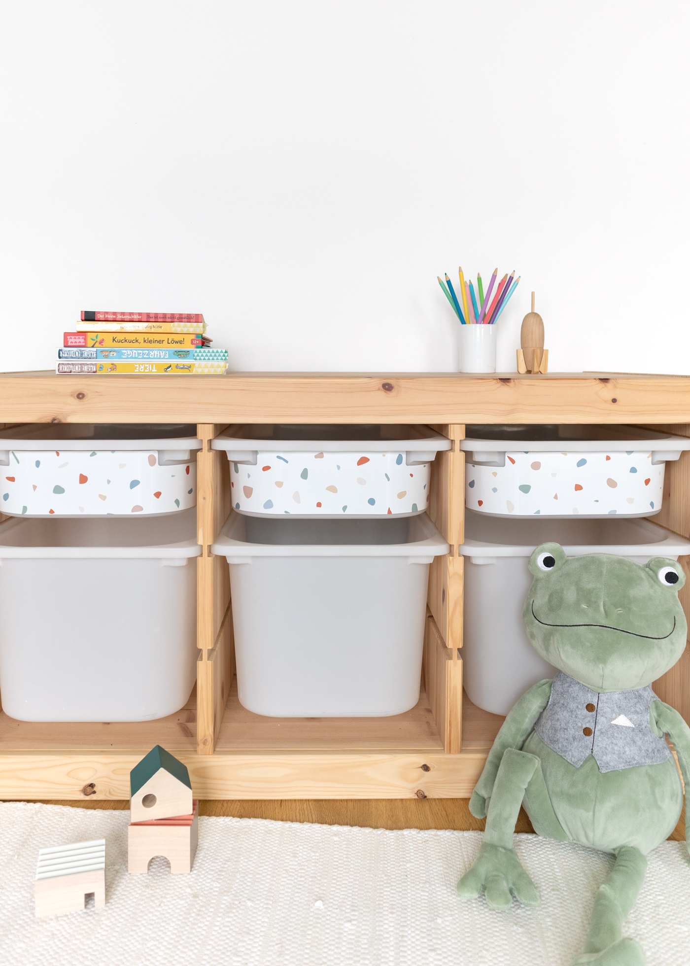IKEA TROFAST Regal mit dezentem Terrazzo Muster IKEA TROFAST Regal mit dezentem Terrazzo Muster