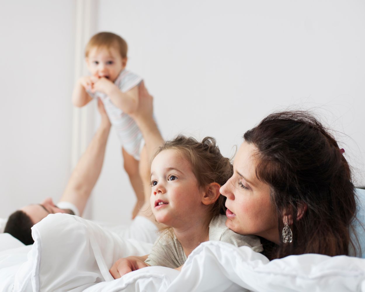 Junge Familie im gemeinsamen Schlafzimmer