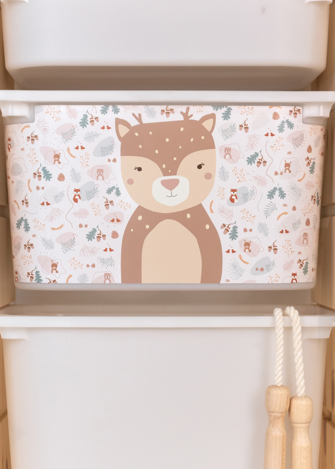 Kinder-Aufbewahrungsbox mit Reh im TROFAST Regal Aufbewahrungsbox im IKEA TROFAST Regal, dekoriert mit einem fröhlichen Reh-Motiv für das Kinderzimmer.