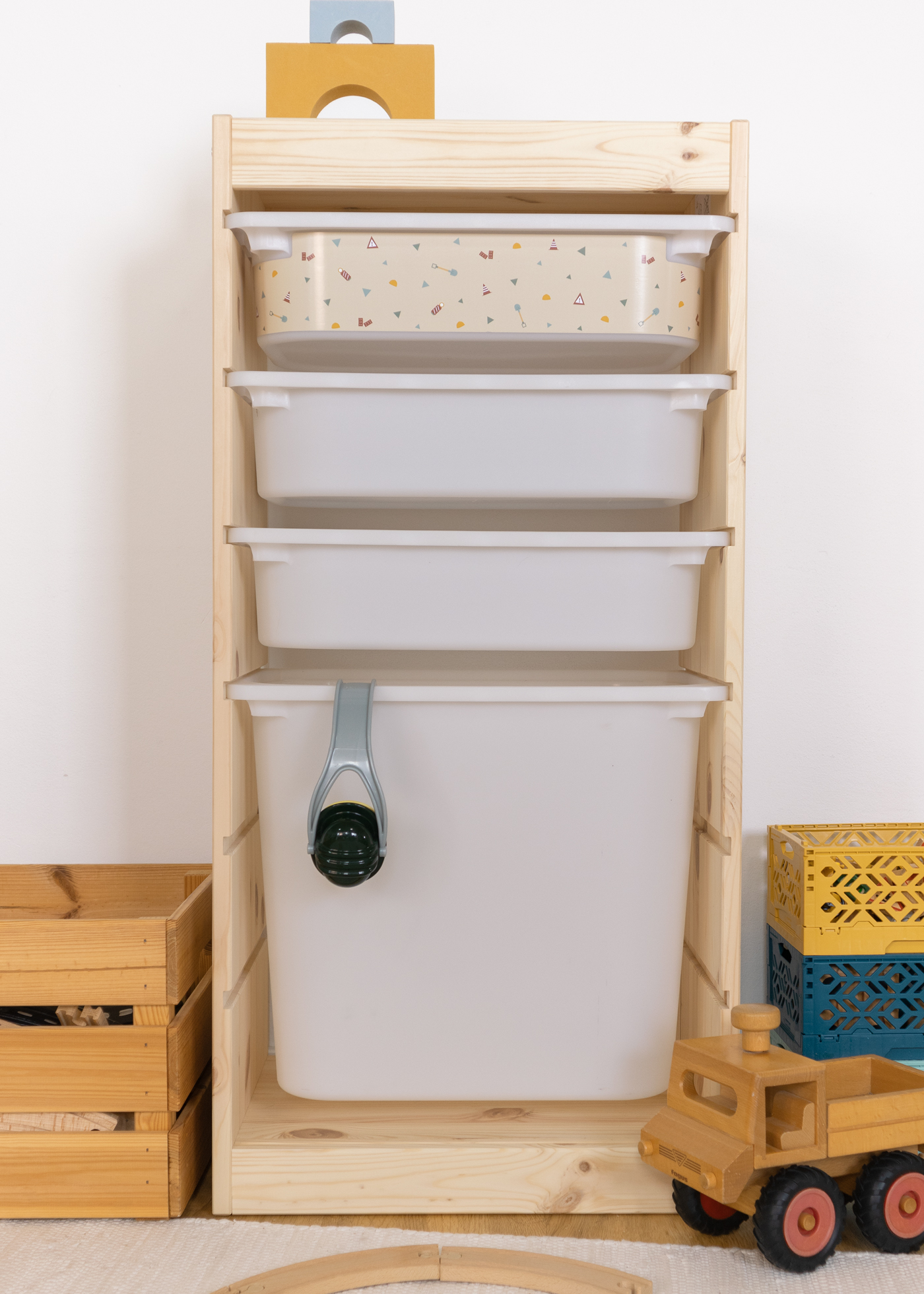 Beige Box mit Bau-Muster im IKEA TROFAST Regal Aufbewahrungsbox im TROFAST Regalsystem von IKEA, dekoriert mit Bagger-, Kran- und Kipplader-Motiven.