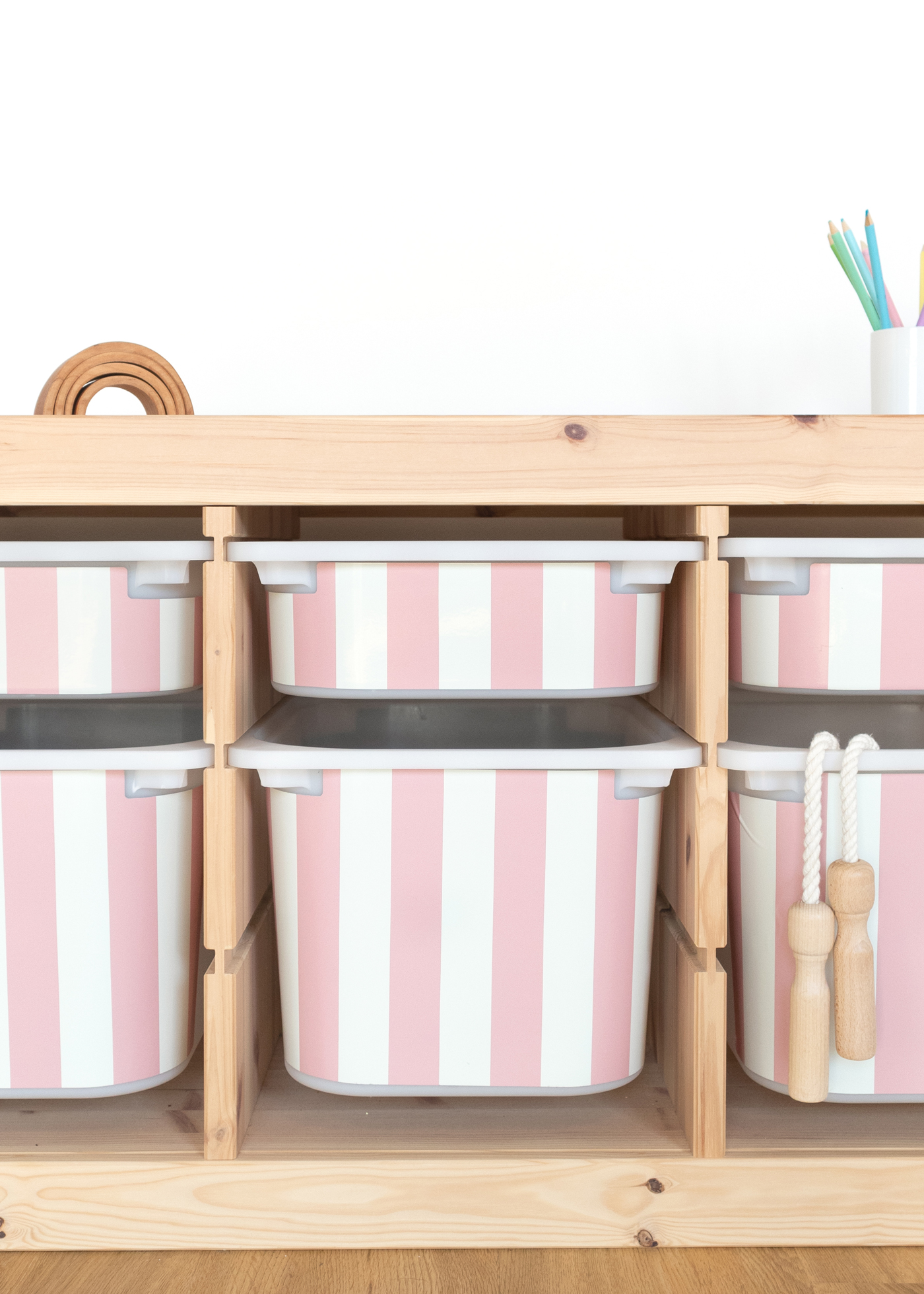 Subtile Klebefolie für IKEA TROFAST Box mit buntem Streifenmuster Subtile Klebefolie für IKEA TROFAST Box mit buntem Streifenmuster, verleiht einen modernen Look