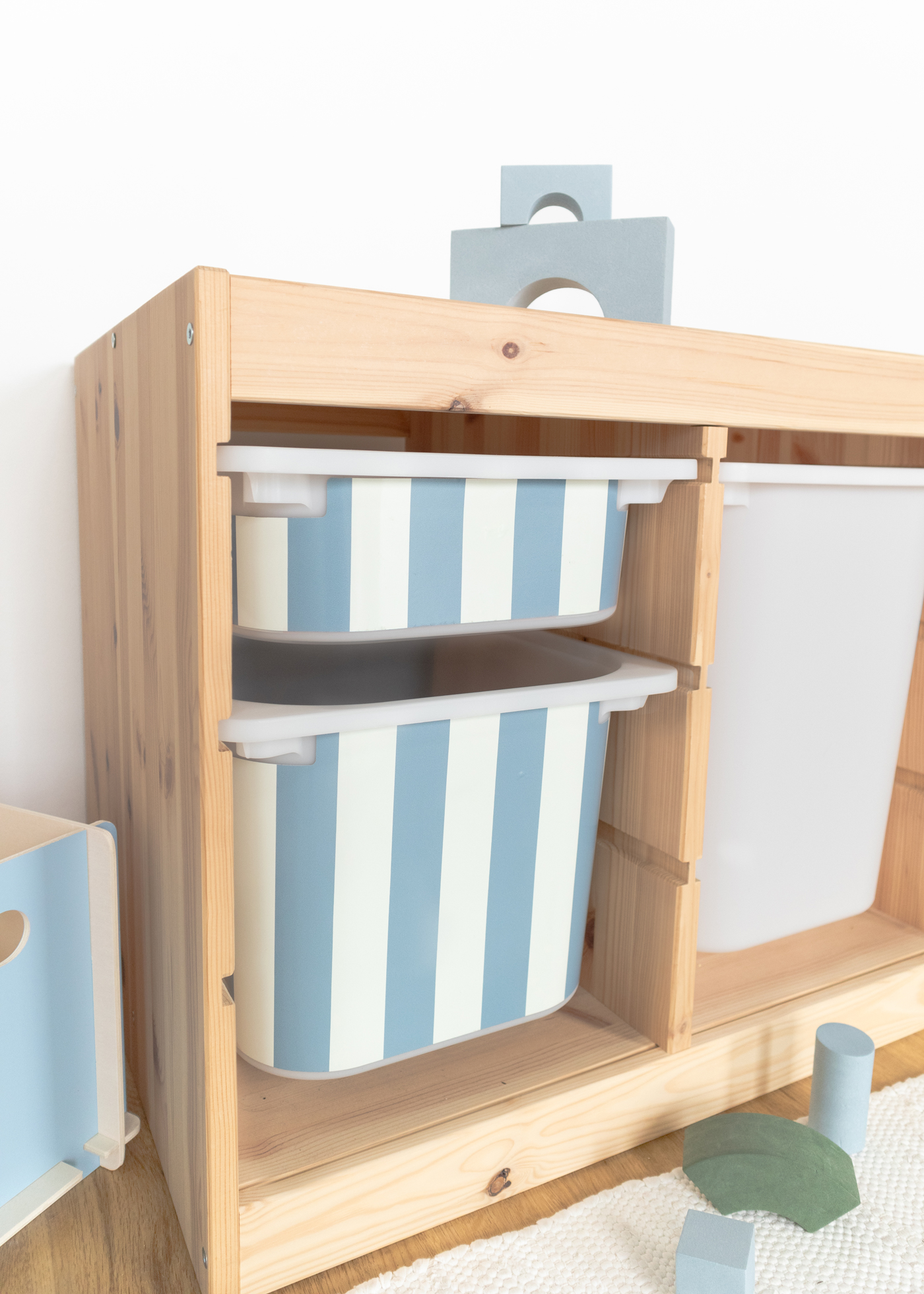 Subtile Klebefolie für IKEA TROFAST Boxen, stilvoll und dezent Subtile Klebefolie für IKEA TROFAST Boxen mit Streifenmuster, stilvoll und dezent