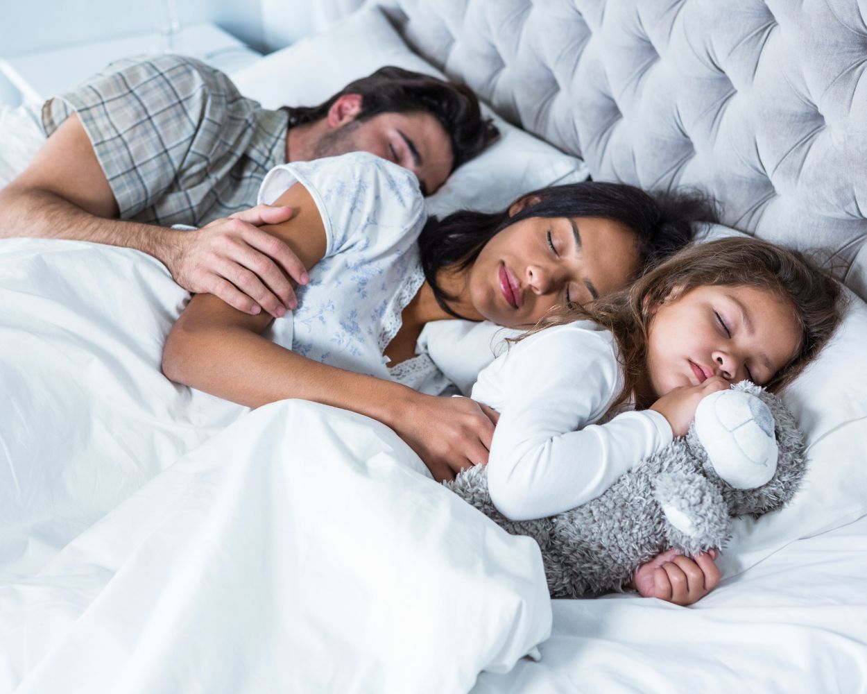Eltern und Kind im Familienbett Eltern und Kind im Familienbett