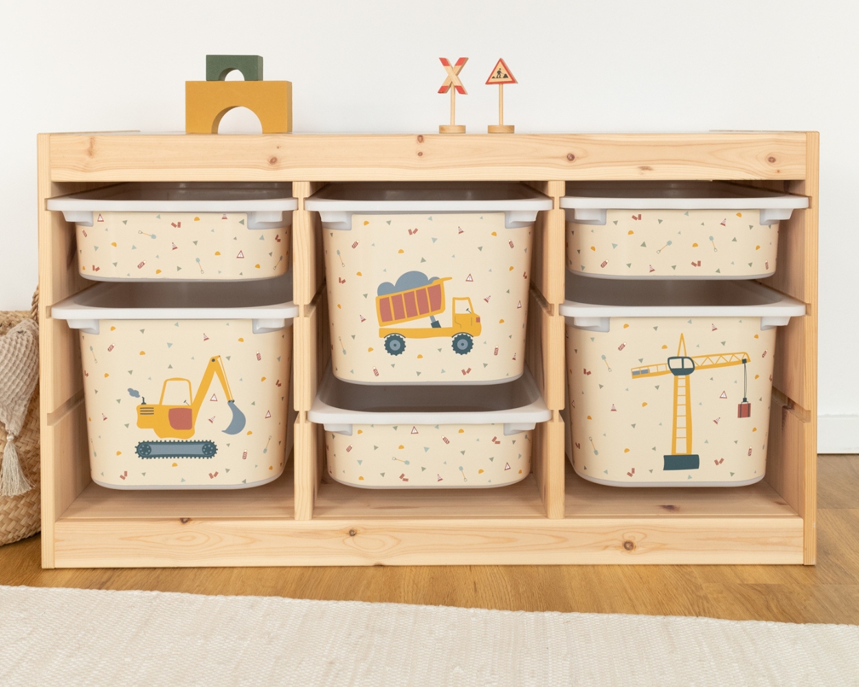 EIn Ikea Trofast Regal mit Baustellenmotive im Kinderzimmer