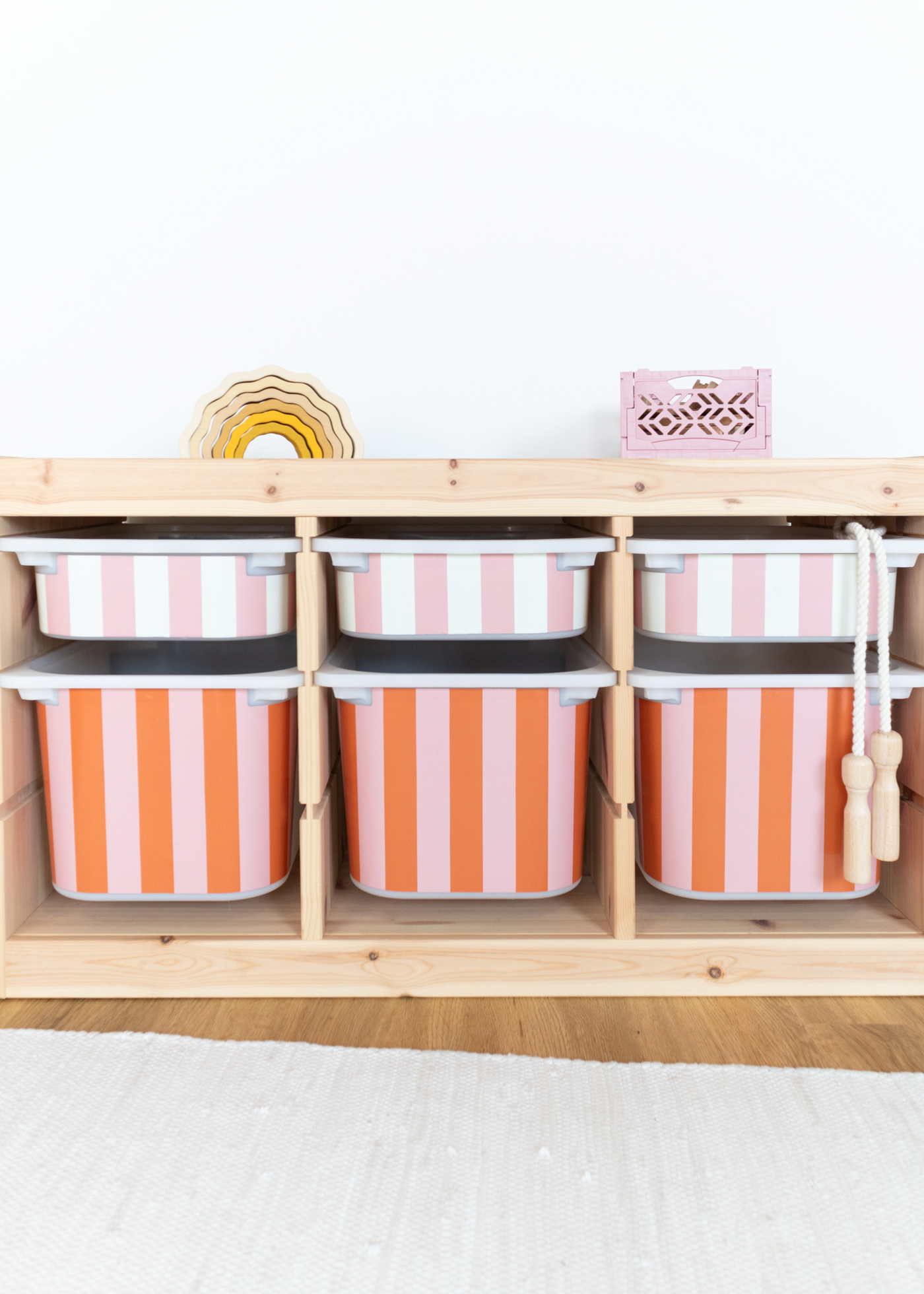 Trofast Boxen sommerlich gestalten Klebefolie in Rot mit Streifenmuster für IKEA TROFAST Box