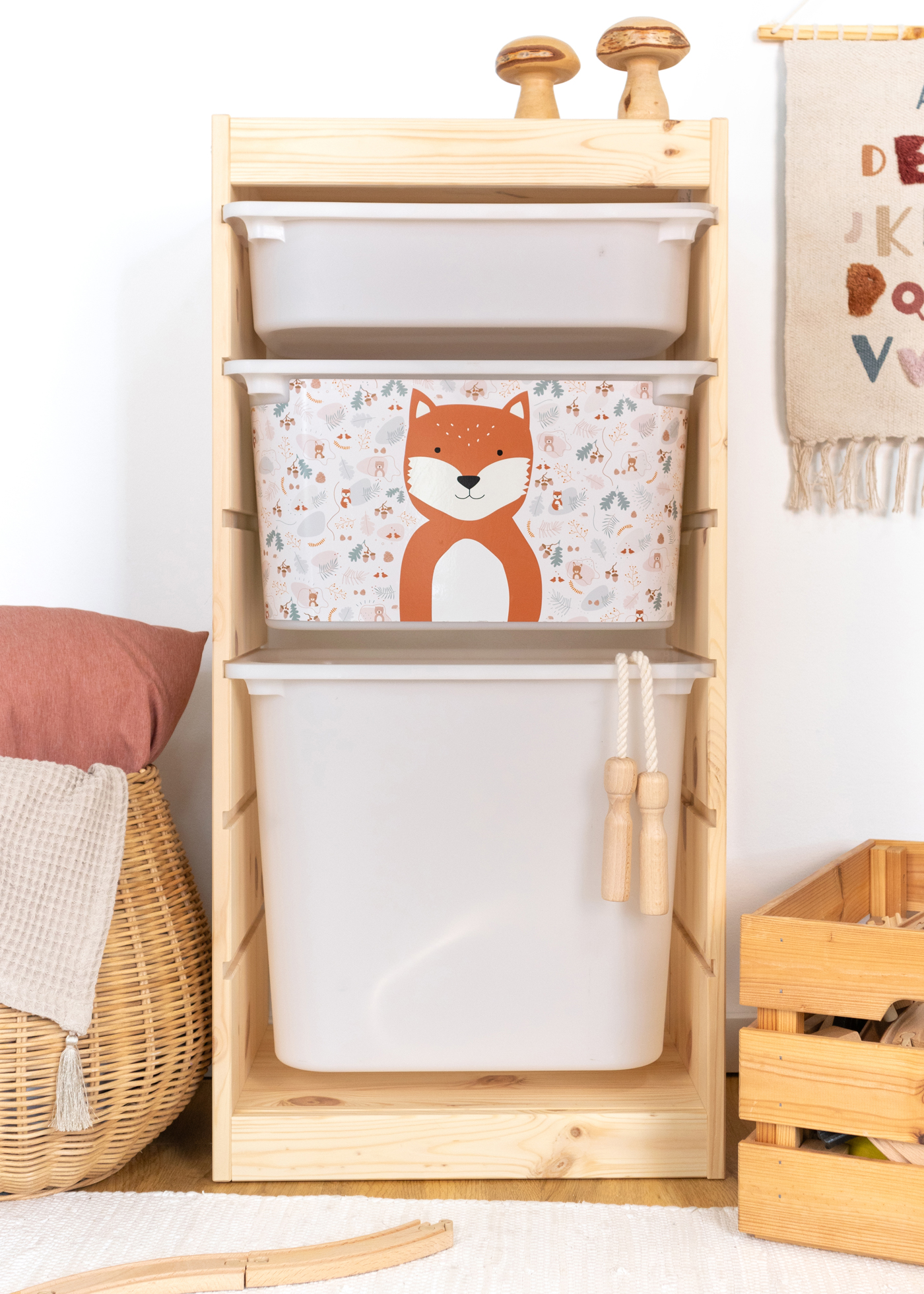 TROFAST Regal mit Aufbewahrungsbox und Fuchs-Motiv Aufbewahrungsbox im IKEA TROFAST Regal mit einem kindgerechten Fuchs-Motiv im Waldstil.