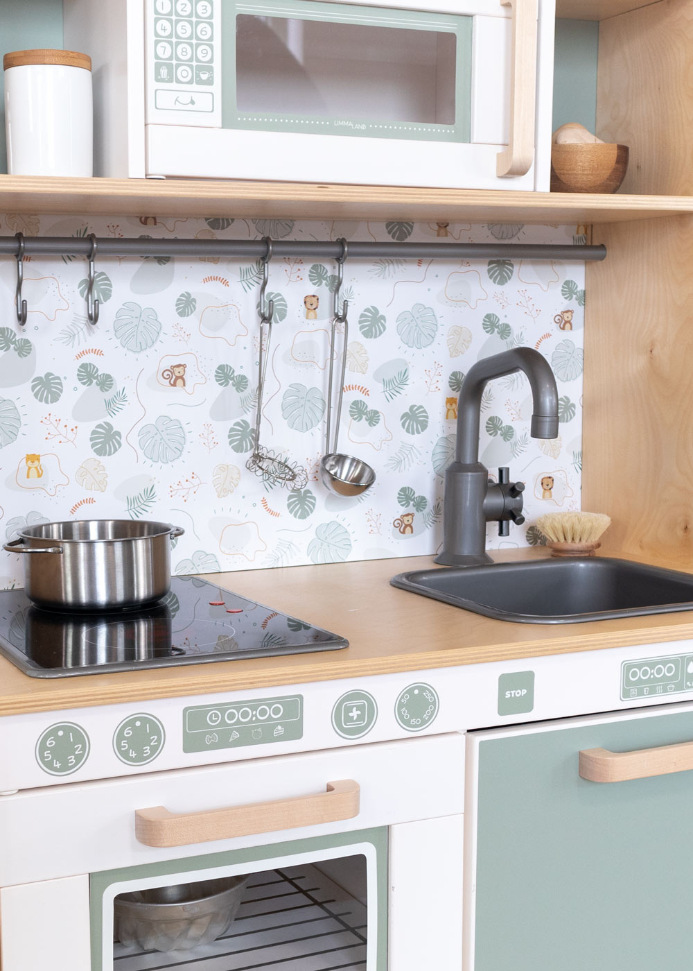 Tiermotiv für Ikea Duktig Kinderküche Eine Kinderküche mit Limmaland Möbelfolie mit Tiermotiven