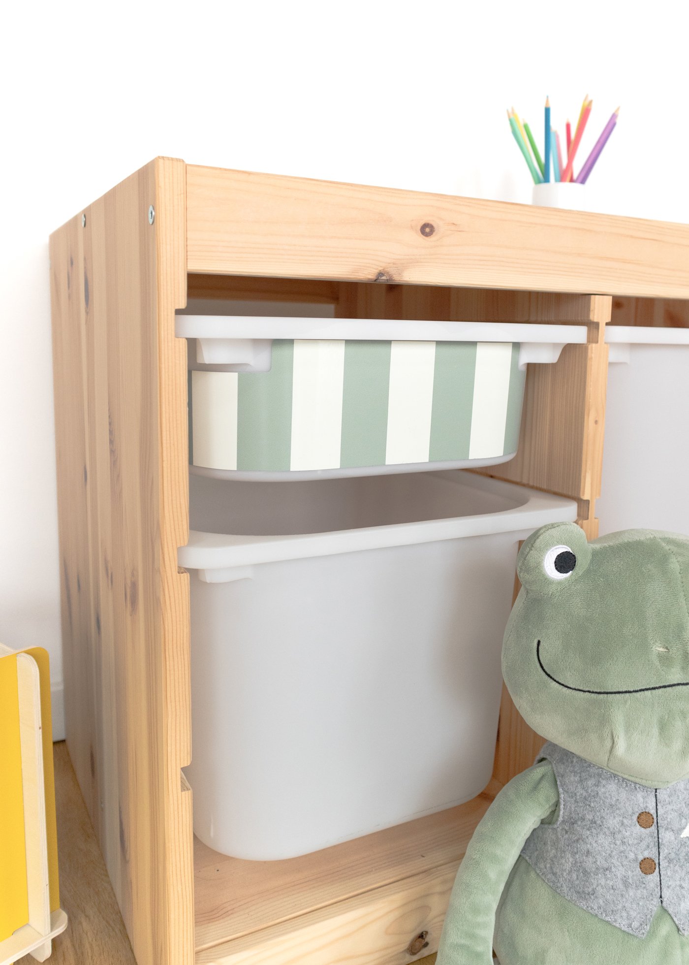 Sommerliche Klebefolie für IKEA TROFAST Regal Sommerliche Klebefolie für IKEA TROFAST Regal mit buntem Streifenmuster, perfekt für den Sommer