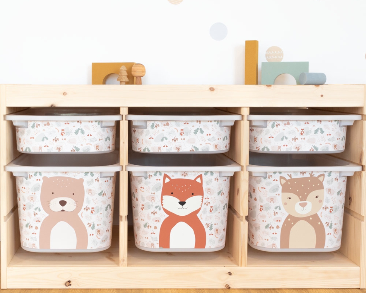 Kinderzimmer Tiere gestalten mit Klebefolie mit Tiermotiv passend für den Ikea Flisat Kindertisch Tiermotive als Aufkleber passend für das Ikea Trofast Regal