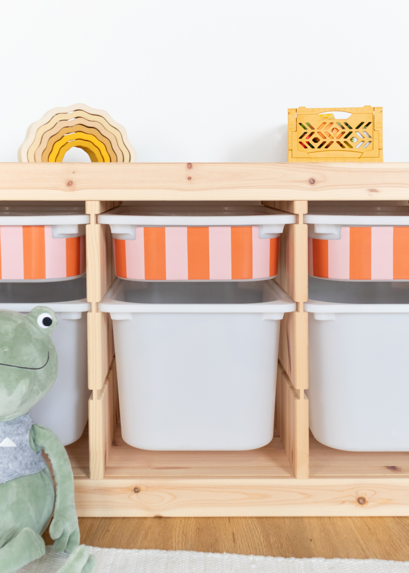 IKEA Aufbewahrungsboxen mit Klebefolie Klebefolie mit Streifenmuster in bunten Farben für IKEA TROFAST Box