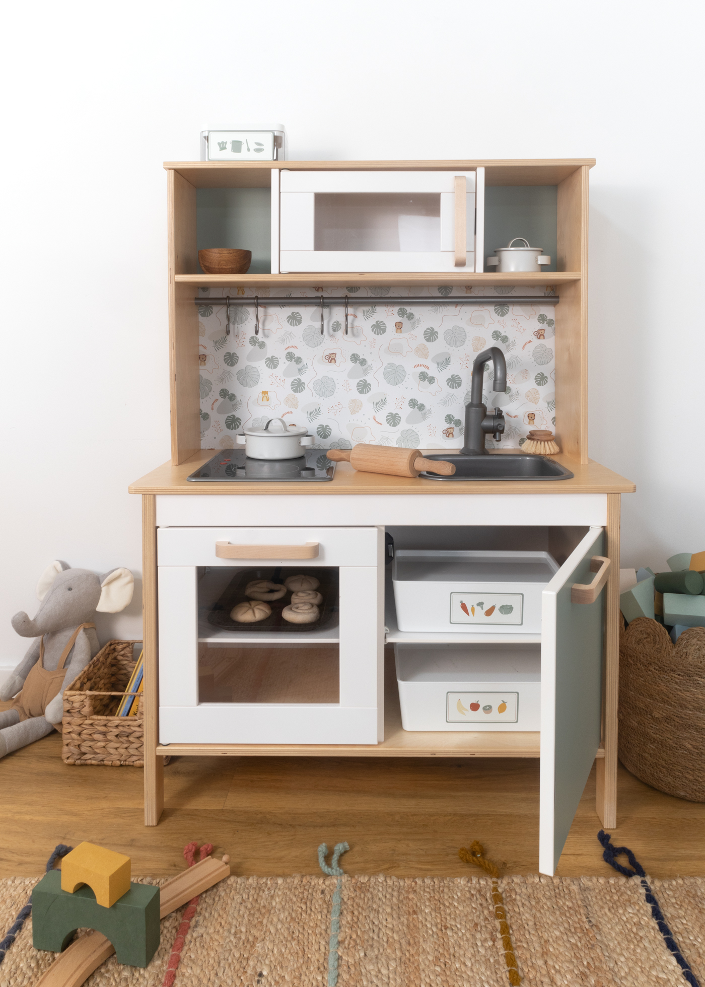 Eukalyptusgrüne Folie mit Waldtier-Druck. Kindgerechte Dekoration mit Waldtiermotiven, selbstklebend und niedlich.