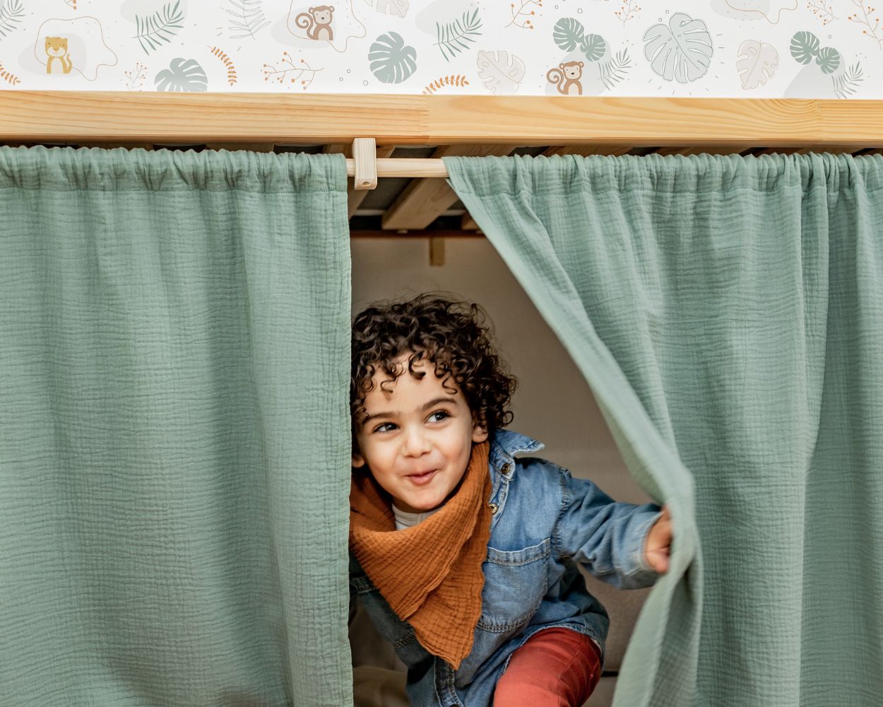 Kind IKEA KURA Hochbett mit Tiermotiven Kind IKEA KURA Hochbett mit Tiermotiven