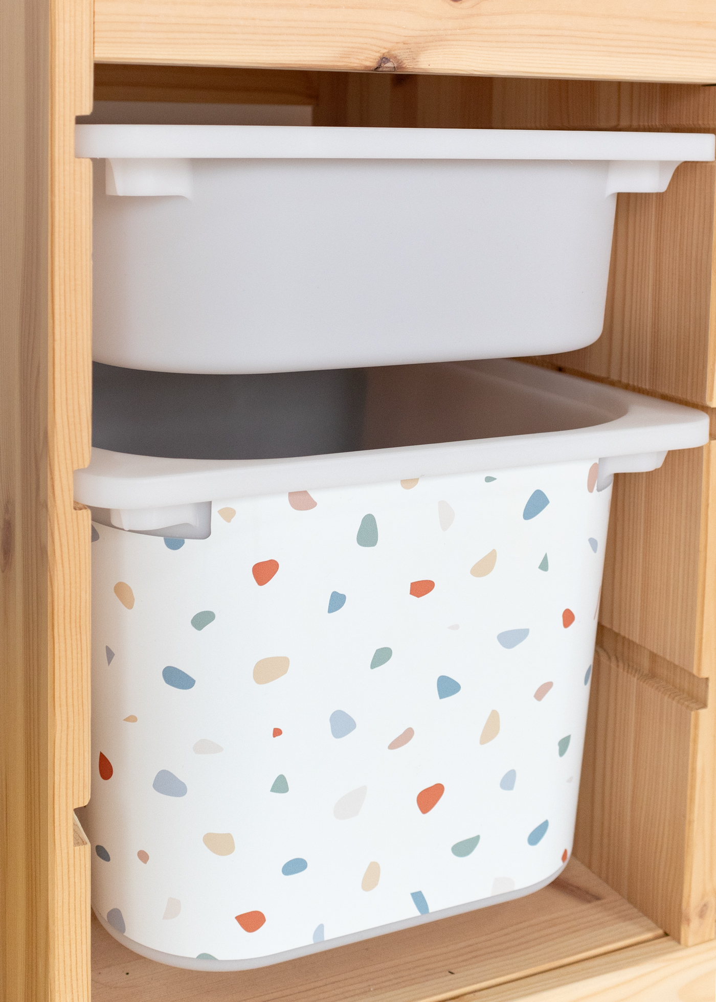 IKEA TROFAST Regal mit dezentem Terrazzo Muster IKEA TROFAST Regal mit dezentem buntem Terrazzo Muster