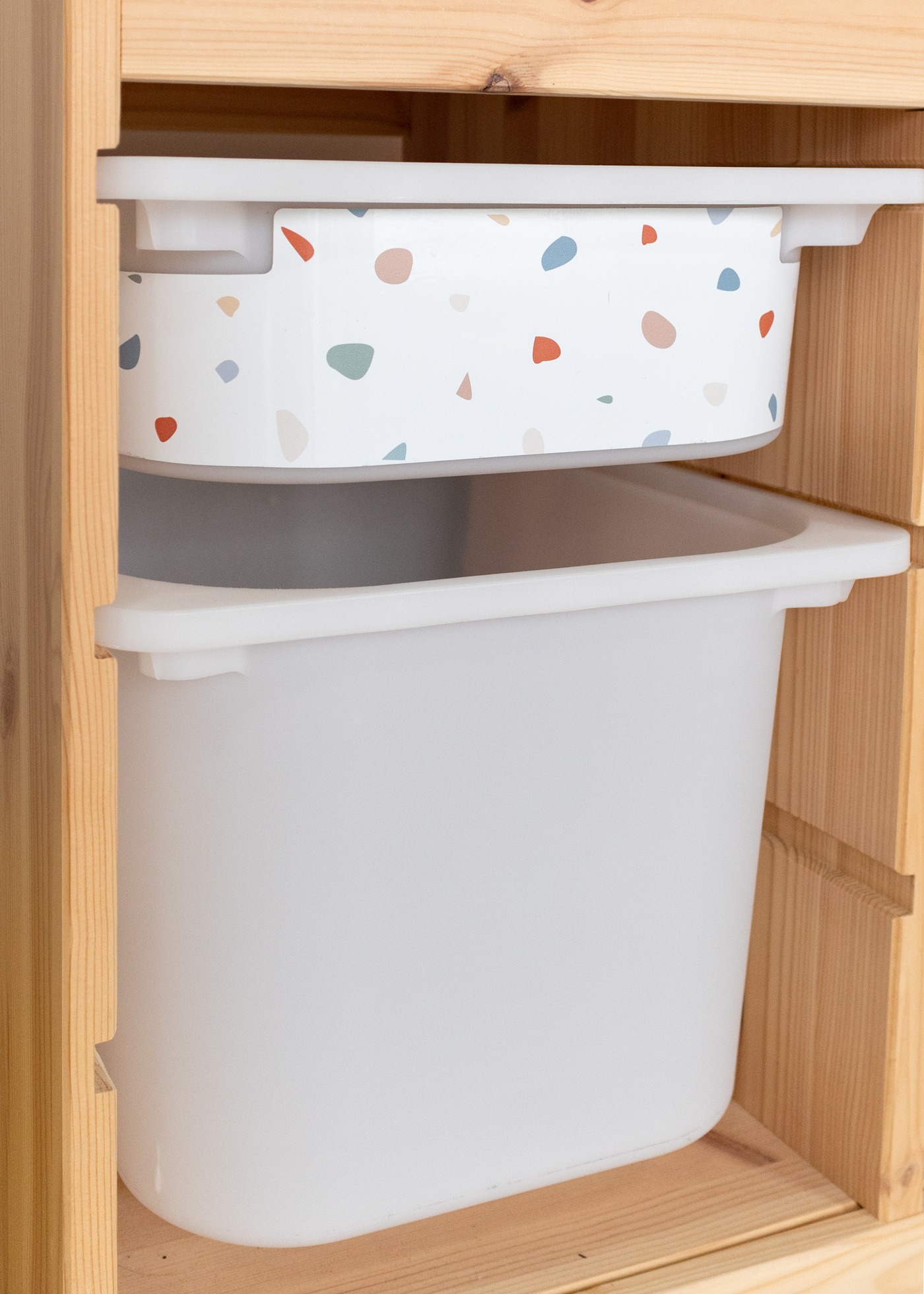 IKEA TROFAST Regal mit strahlendem Terrazzo Muster IKEA TROFAST Regal mit strahlendem Terrazzo Muster