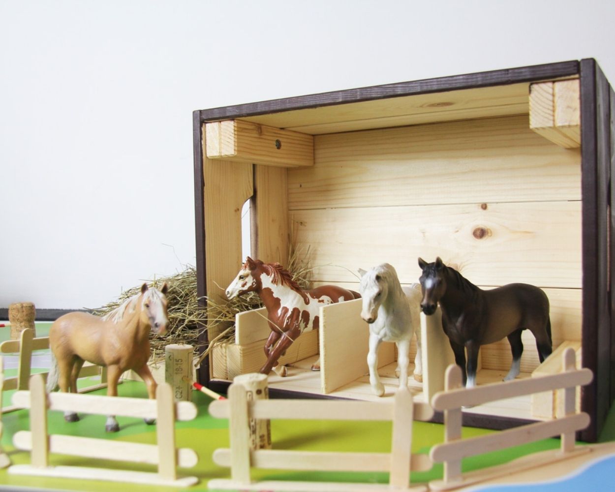 Build a horse stable yourself 